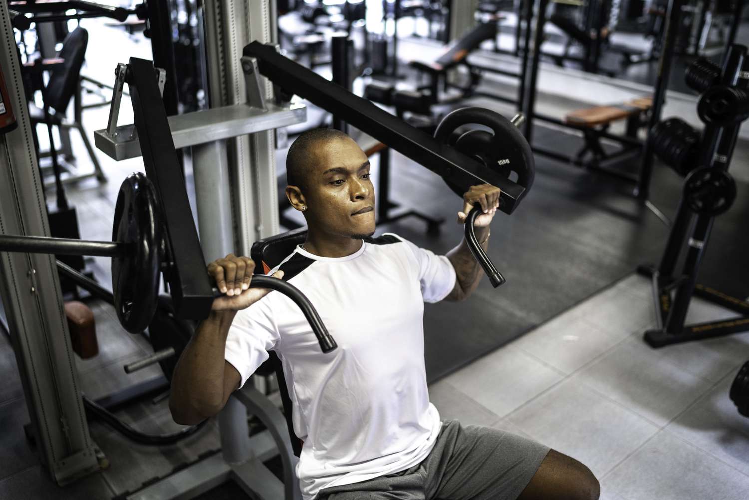 Mesin Chest Press: Manfaat Utama untuk Kekuatan Tubuh Bagian Atas