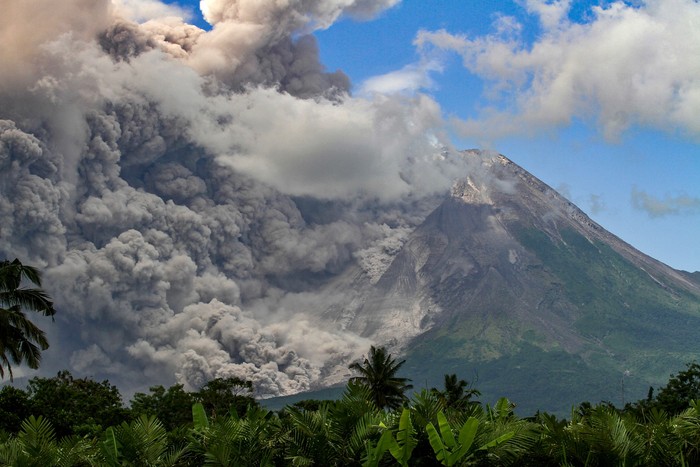 Erupsi Gunung Merapi Picu Kepanikan, Warga Diminta Menjauh dari Zona Bahaya